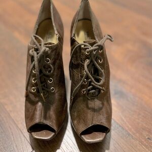 MICHAEL MICHAEL KORS brown leather peep toe platform heels. Size 10M